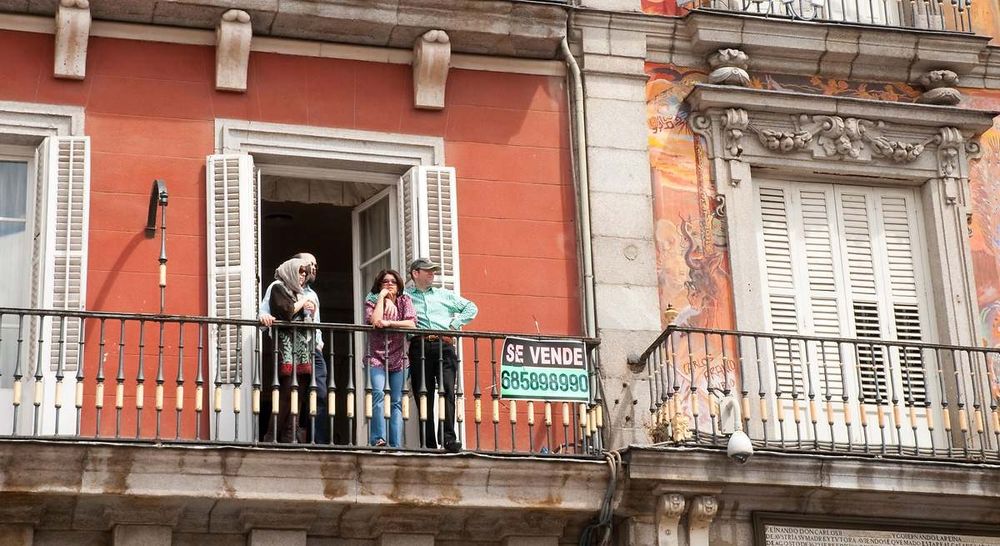 Madrid, Plaza Mayor. Un piso se vende. Una rareza de la oferta. Pero el precio debe descartar automáticamente a muchos. Tendría su encanto para un extranjero más que para un trabajador que viaja a dirario al centro. Pero están en la mira. Primero, con la eliminación de la Golden Visa. Y ahora, con el proyecto del PSOE que entre otras cosas contempla un impuesto del 100% sobre el valor de la propiedad para quienes no residan en la UE.