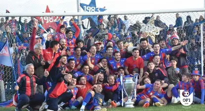 El plantel de 18 de Julio de Fray Bentos festeja el título de la Copa Nacional de Clubes de la Divisional B de OFI