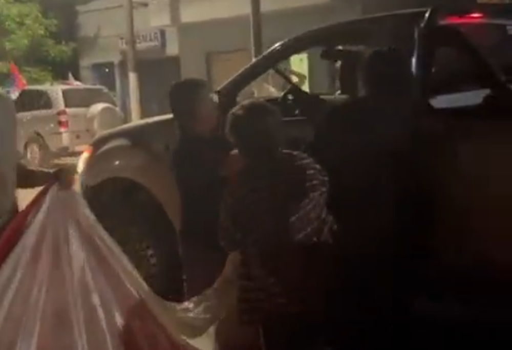 Momento en el que el militante blanco saca el arma frente a los frenteamplistas