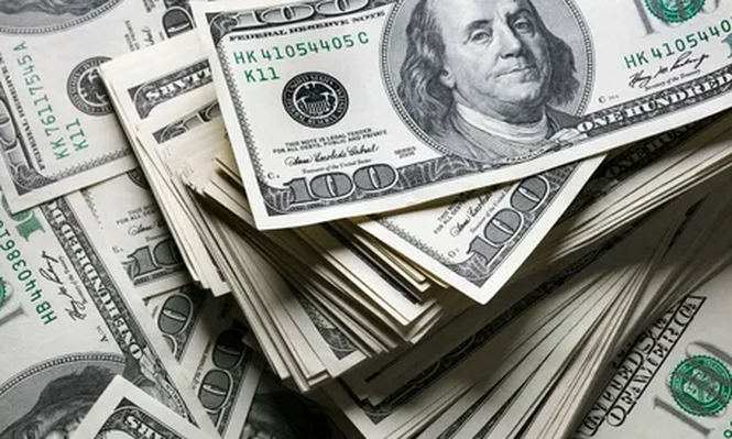 El apetito de los ahorristas por el dólar lleva los depósitos en moneda extranjera a un récord de US$35.000 millones