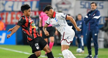 Fredy Martínez de Nacional y Mauro Cachi de Fénix