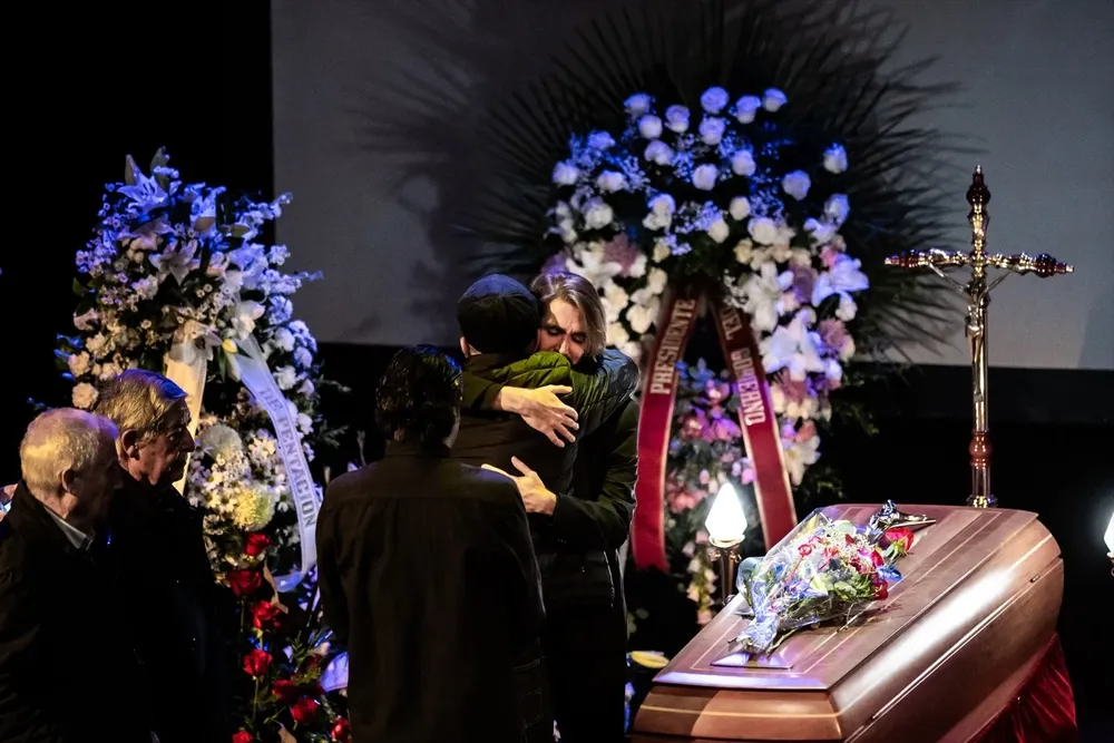 Los hijos de Concha Velasco, Paco Martínez (i) y Manuel Martínez (d), se abrazan en la capilla ardiente de la actriz Concha Velasco, en el Teatro de la Latina.