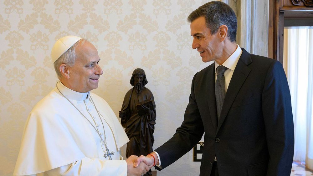 El papa León XIV junto a Pedro Sánchez.