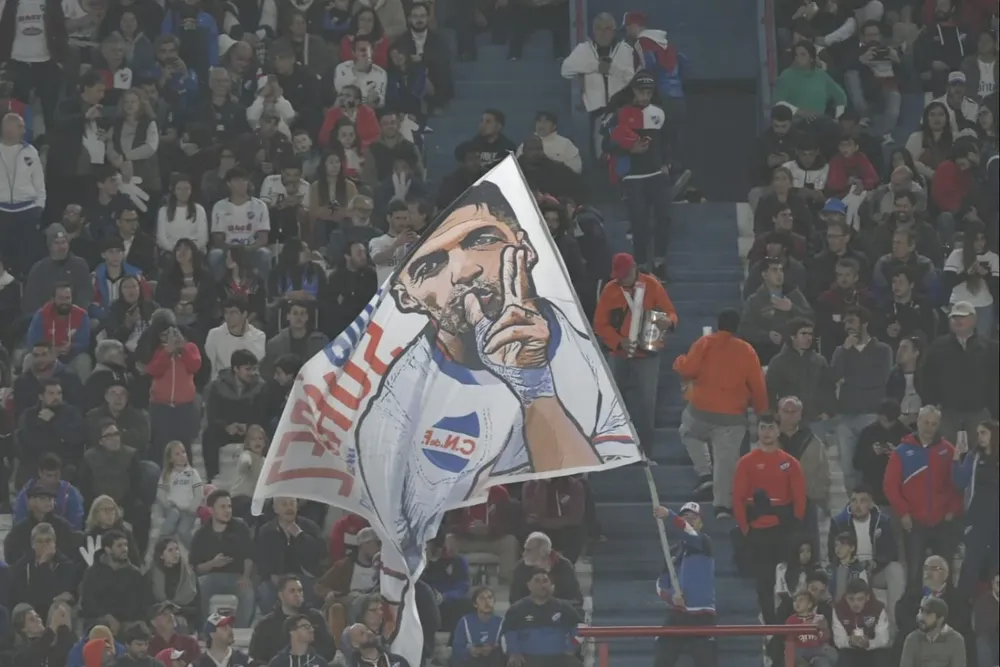 Hinchas de Nacional con una bandera de Luis Suárez