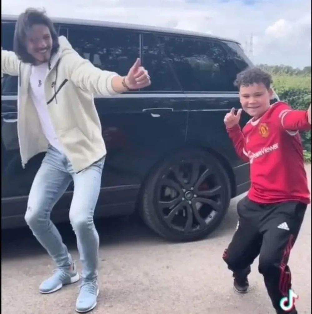 Cavani y el pequeño hincha del Manchester