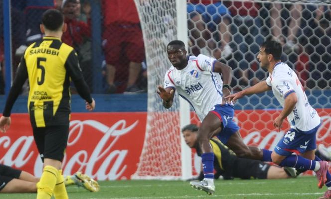Christian Ebere de Nacional festeja su gol para el título ante Peñarol por la Liga AUF Uruguaya