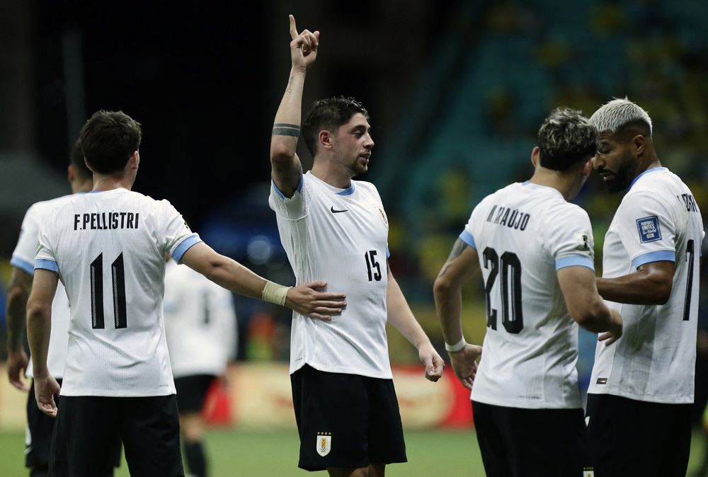 Federico Valverde celebra su gol para la selección de Uruguay ante Brasil
