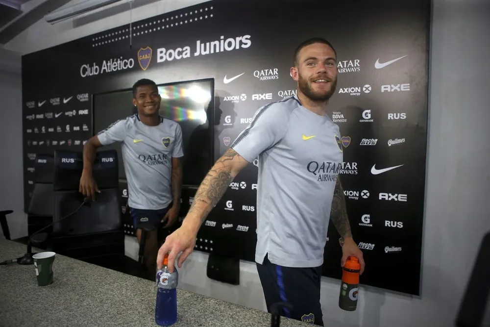 Los jugadores Wilmar Barrios y Nahitan Nández de Boca Juniors