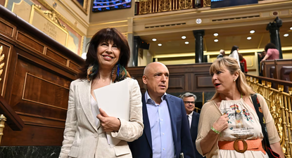 La ministra de Igualdad, Ana Redondo, a la izquierda, junto al diputado socialista Rafael Simancas, durante un pleno del Congreso,