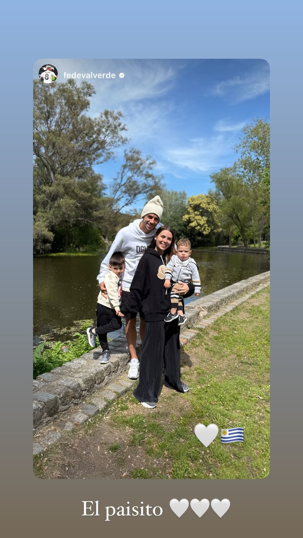 El paseo familiar de Federico Valverde y Mina Bonino y sus hijos El paseo familiar de Federico Valverde y Mina Bonino y sus hijos