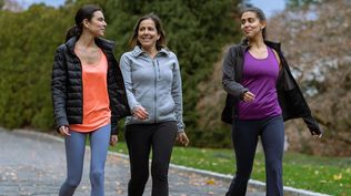 Interrumpir la caminata tiene más beneficios que hacerla sin pausas.