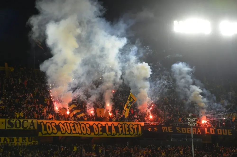 Las bengalas que se prendieron el sábado