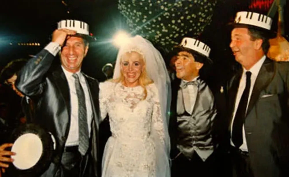 Bilardo, la Claudia, Diego y Julio Grondona, en el casamiento del 10 en 1989