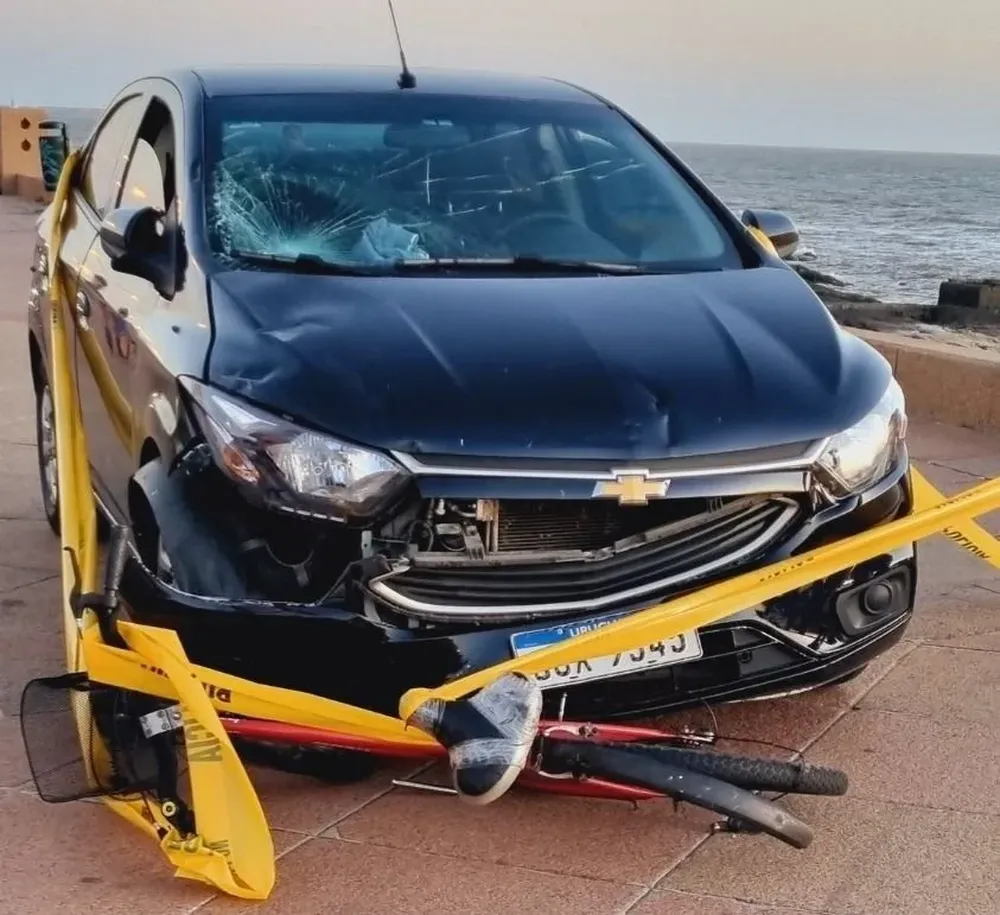 El auto terminó en la vereda