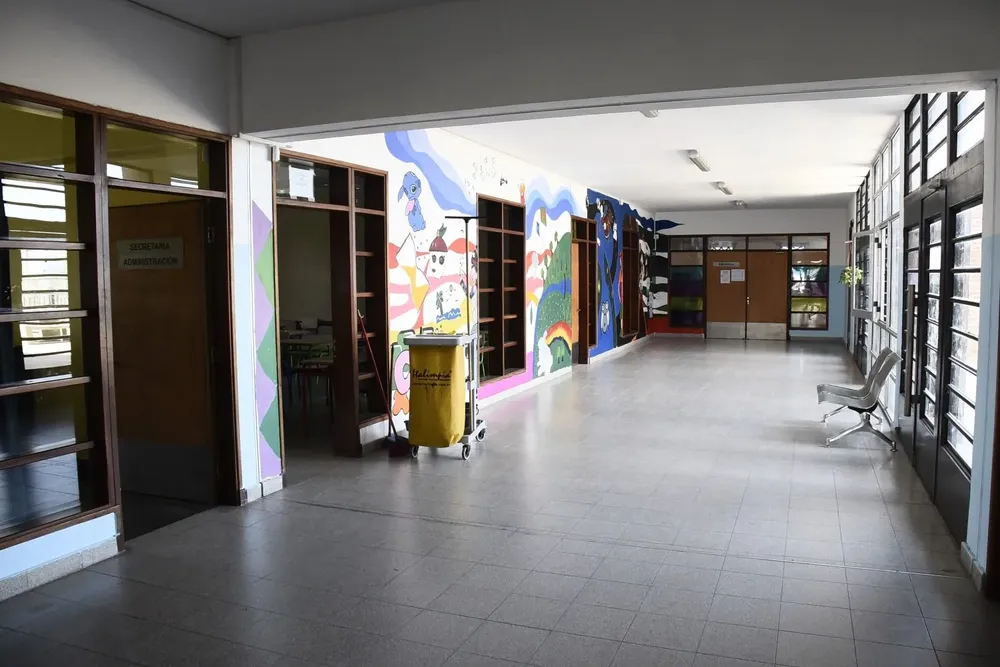 Archivo. Pasillo vacío de un liceo en 2020
