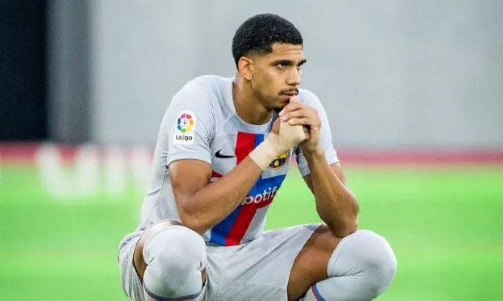 Ronald Araujo rezando en pleno partido entre Barcelona y Cádiz, por el aficionado rival que tuvo un paro cardíaco en pleno encuentro