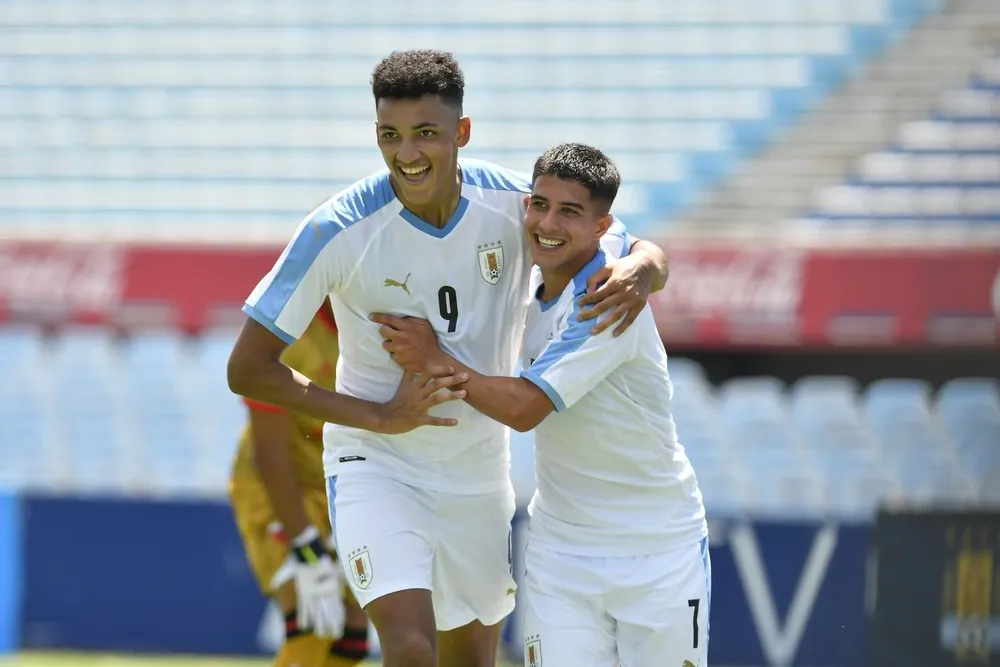 Álvaro Rodríguez y Renzo Sánchez en uno de los festejos de Uruguay