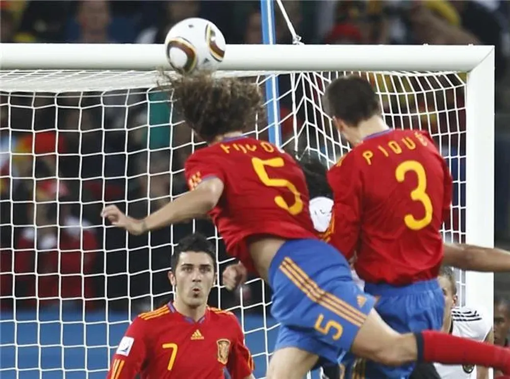 Cabezazo de Carles Puyol, jugador de la selección española