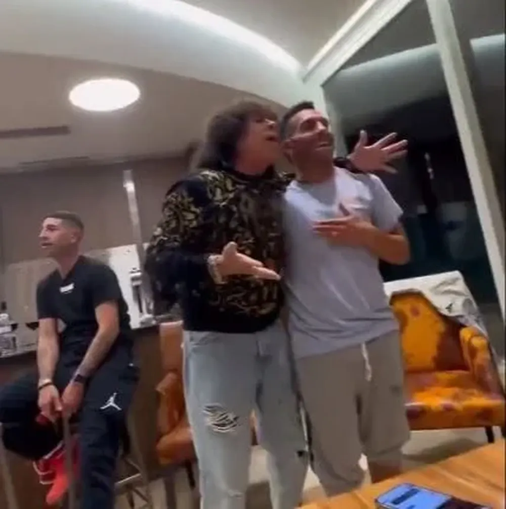 Carlitos Tevez recibió a La Mona en su casa