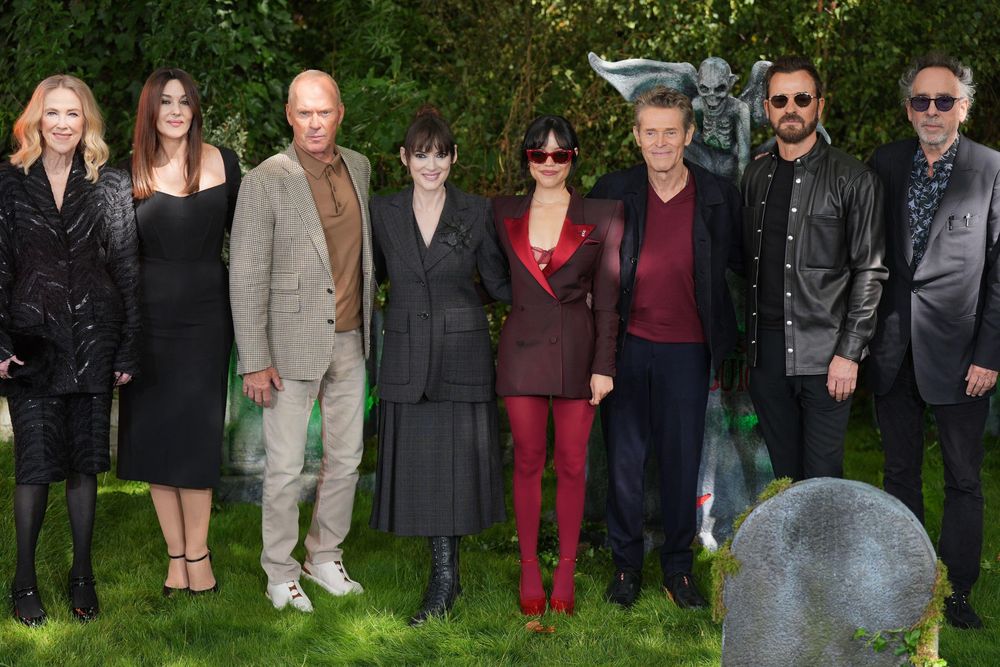 Tim Burton (der.) volvió a trabajar con varios de los actores del elenco de la original Beetlejuice, como Catherine OHara (izq.), Michael Keaton (3ro a la izq.) y Winona Ryder (4ta a la izq.)
