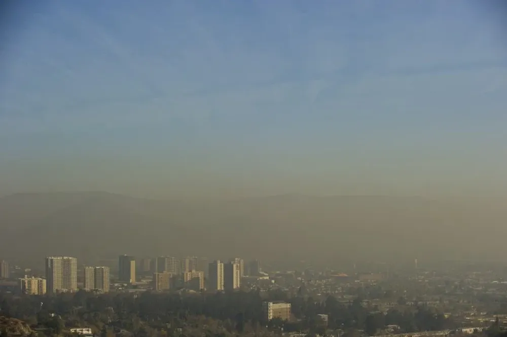 La capa de smog (combinación entre humo y niebla) que cubre Santiago de Chile 