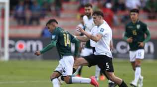 Robson Matheus de Bolivia disputa un balón con Manuel Ugarte de Uruguay por Eliminatorias