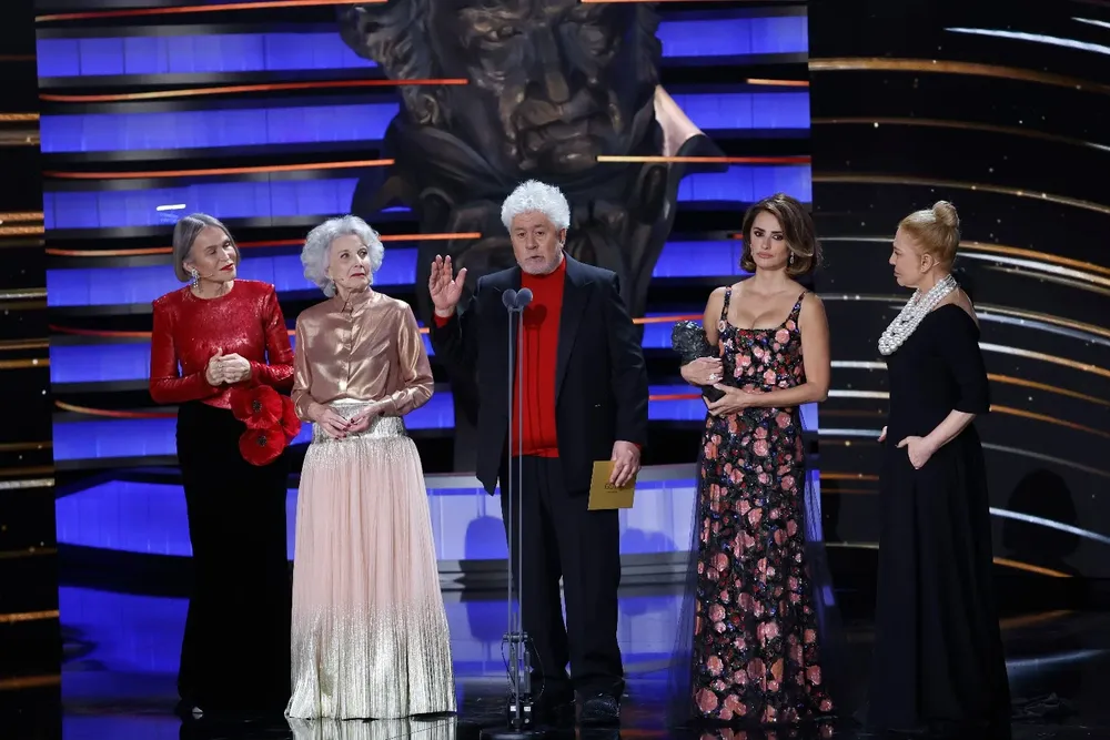 as actrices Antonia San Juan (i), Marisa Paredes (2i), Penélope Cruz (2d) y Cecilia Roth y el realizador Pedro Almodovar, durante la ceremonia de entrega de la 38 edición de los Premios Goya celebrada este sábado en Valladolid.
