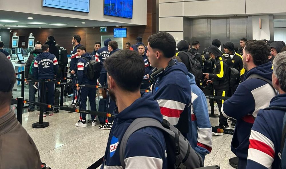El inesperado encuentro de los planteles de Nacional y Peñarol en el Aeropuerto de Carrasco