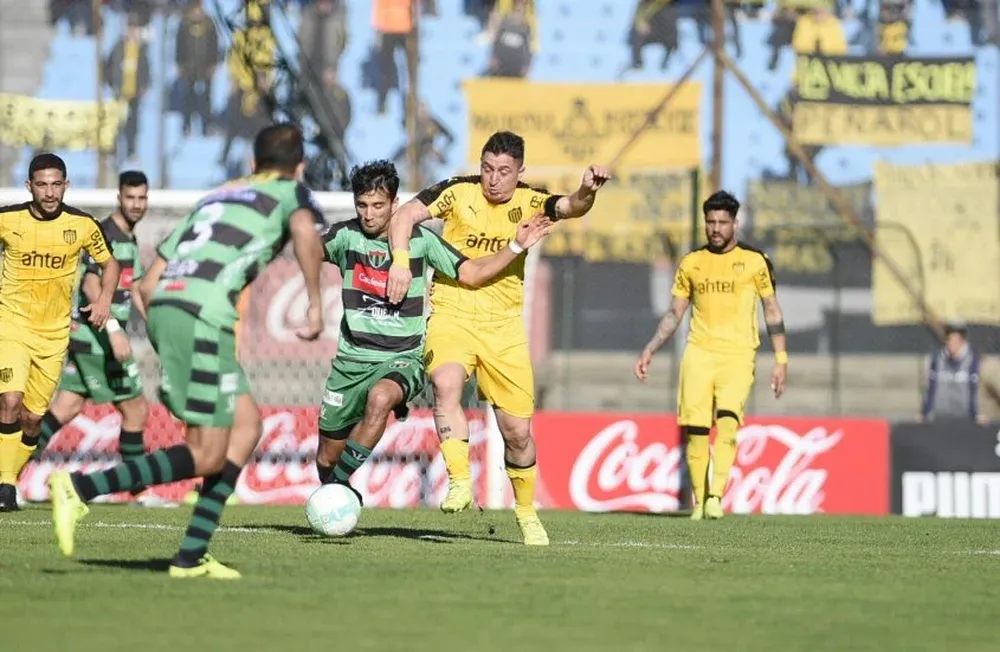 Cebolla Rodríguez disputa la pelota