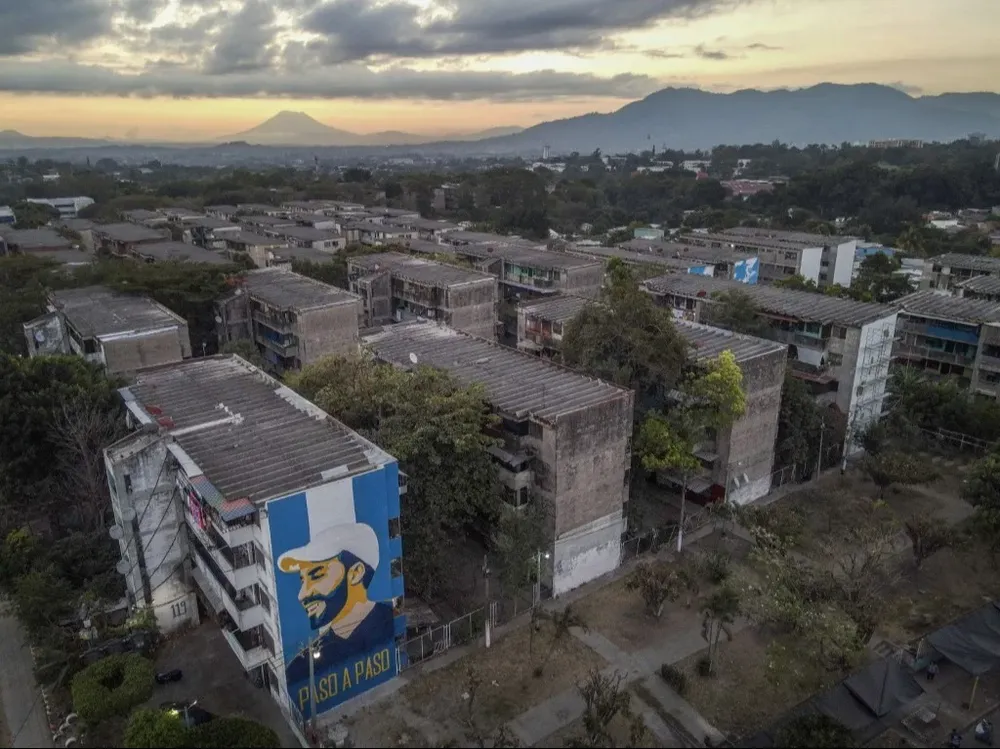 En 2023, según informes oficiales, El Salvador registró 2,4 homicidios por cada 100.000 habitantes, una de las más bajas de Latinoamérica, cuando antes de que llegara Bukele presentaba las ratios más altas del mundo, con 103.