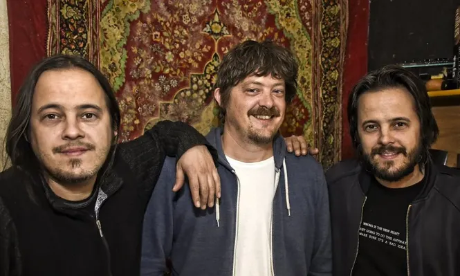 Nicolás, Andrés y Martín Ibarburu en el descanso de un ensayo para su presentación hoy en la Sala Hugo Balzo