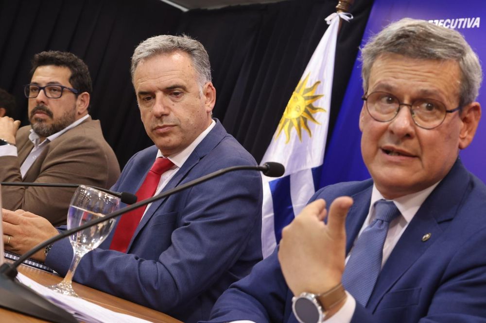 Yamandú Orsi, Alejandro Sánchez y Jorge Díaz anuncian la rescisión del contrato de Cardama en Torre Ejecutiva el 22 de octubre de 2025