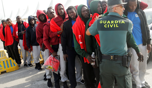 Largas filas de cientos de migrantes que llegan a las costas de España.