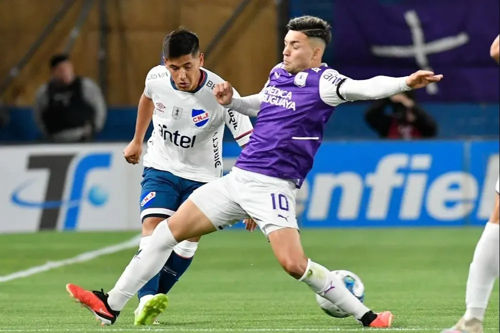 Leandro Lozano presionado por un campeón del mundo sub 20, Duarte