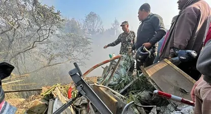 Los rescatistas se reúnen en el lugar del accidente aéreo en Pokhara.
