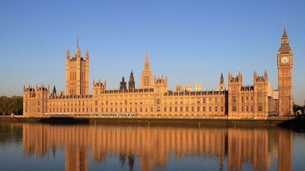 El Parlamento británico, ubicado en el icónico Palacio de Westminster en Londres, es la máxima institución legislativa del Reino Unido.