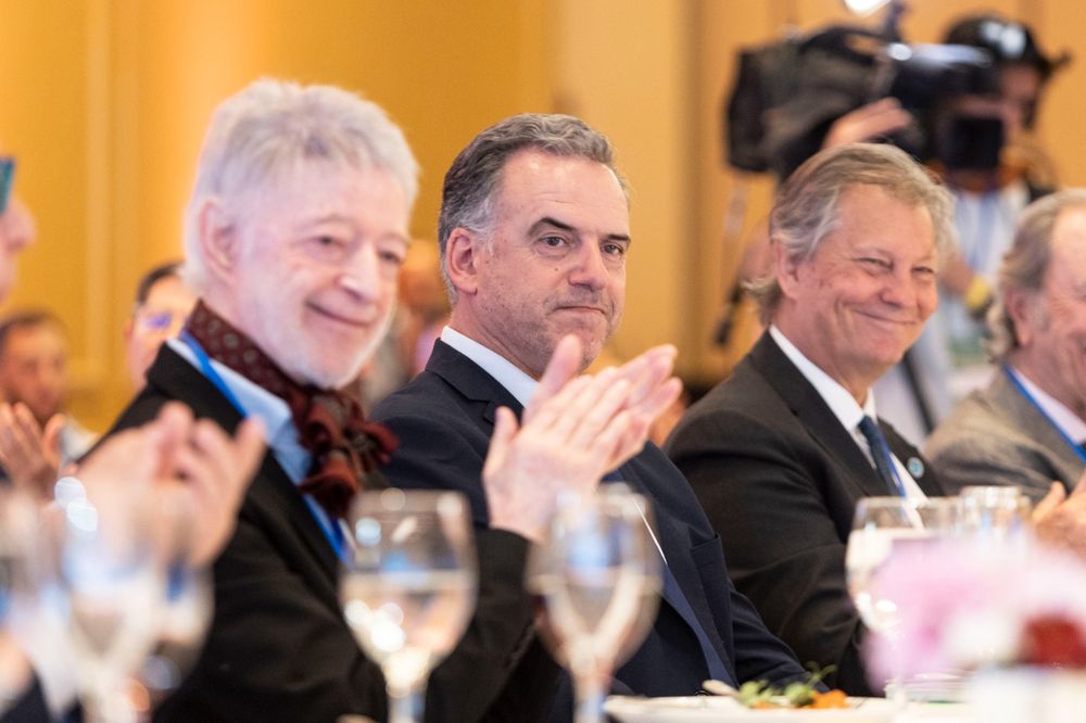 Yamandú Orsi junto a López Mena en Buenos Aires