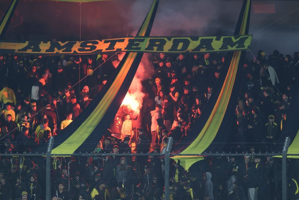 La Barra Ámsterdam tiró petacas, insultó a sus jugadores y prendieron bengalas