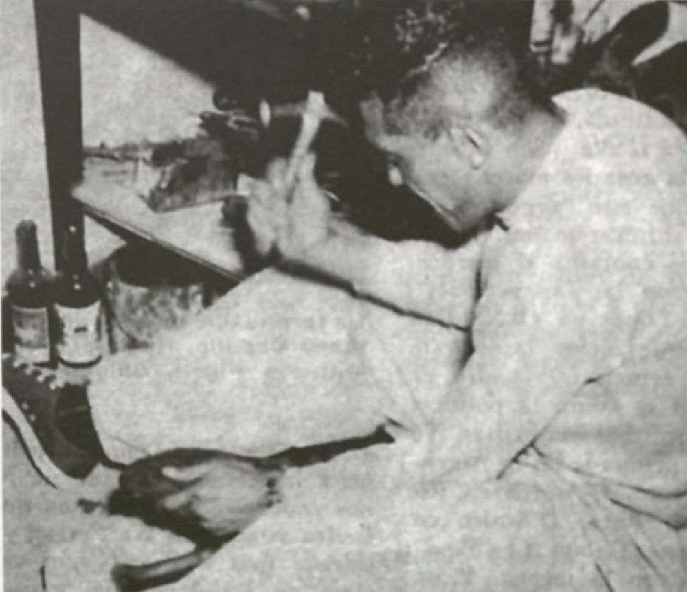 La foto de Obdulio Varela que tomó Alfredo Testoni, martillando los tapones en un tres pies de zapatero, que llevó a que se distanciaran durante cuatro décadas