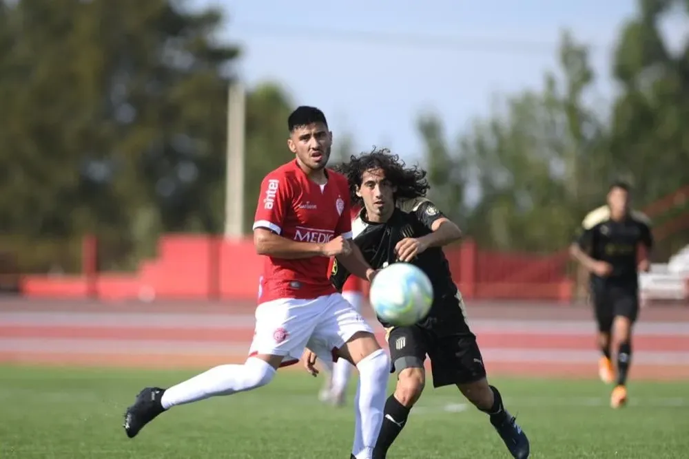 Matías Britos de Peñarol ante Carlos Villalba