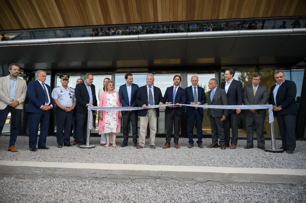 El corte de cinta de la nueva terminal