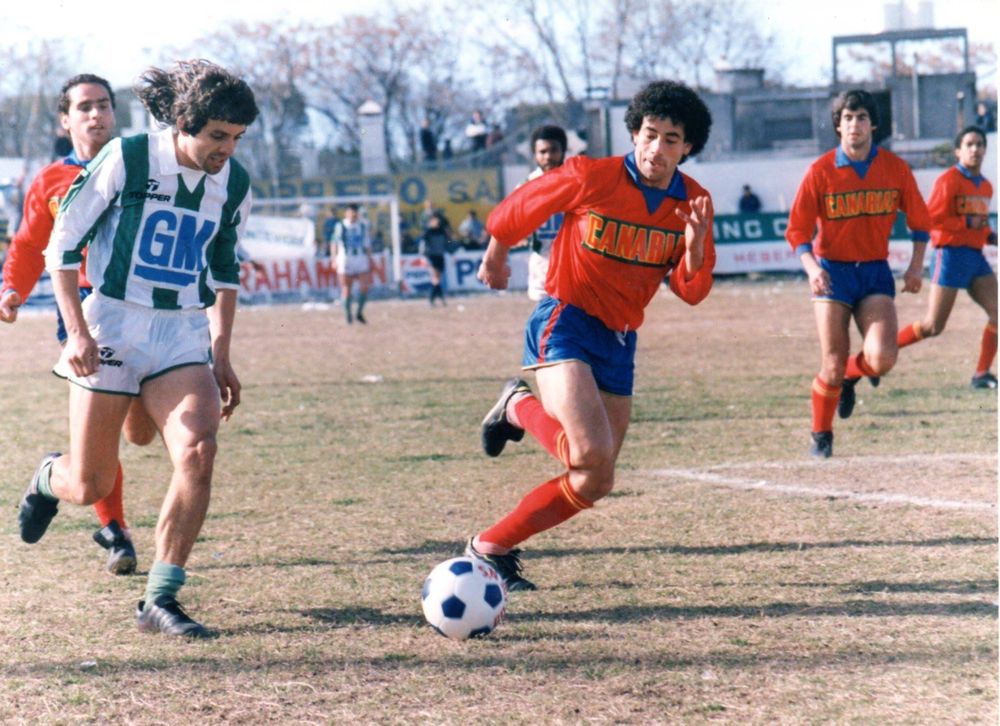 Fernando Rosa con pelota dominada jugando en Racing ante Villa Española, en la ex Divisional B