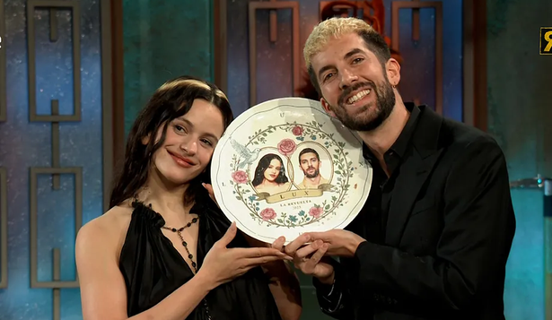 Rosalía, el fenómeno de la música española junto a David Broncano, conductor de La Revuelta.