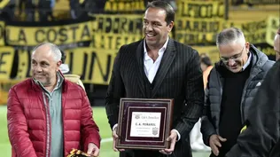 Ignacio Ruglio con Roberto Perdomo de Boston River y la plaqueta de los 131 años