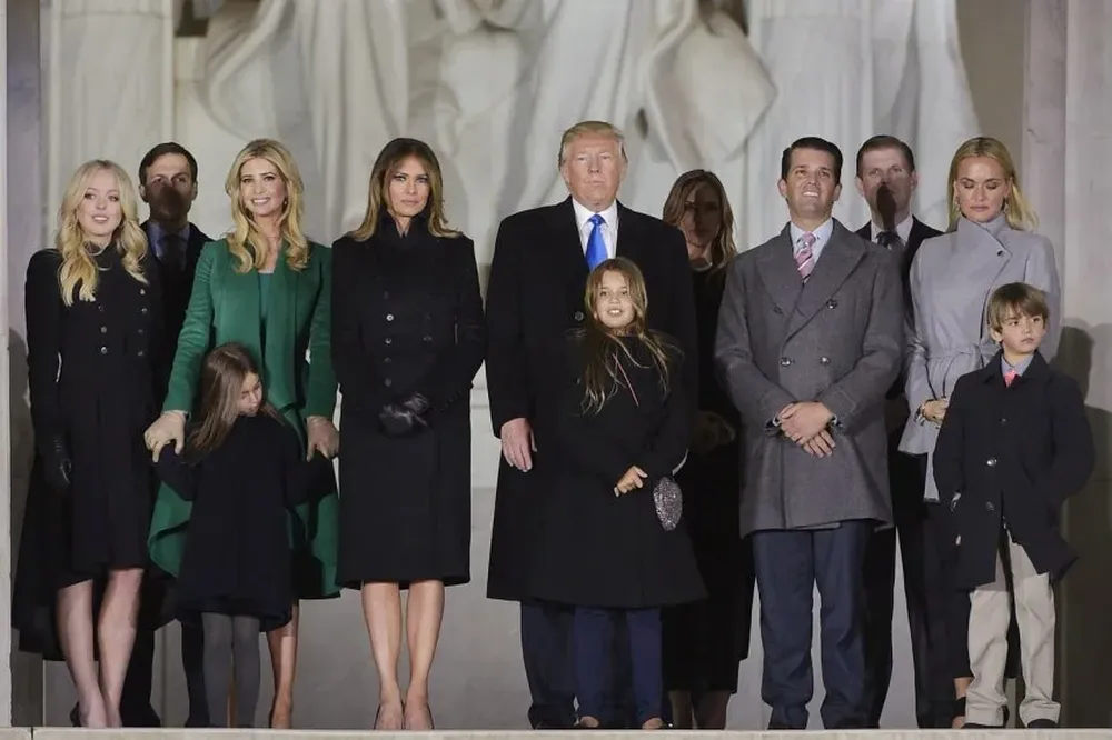 El presidente electo, Donald Trump, posa junto a su familia un día antes de comenzar su mandato.