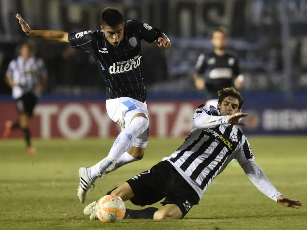 Brian Fernández intenta pasar a Gastón Bueno