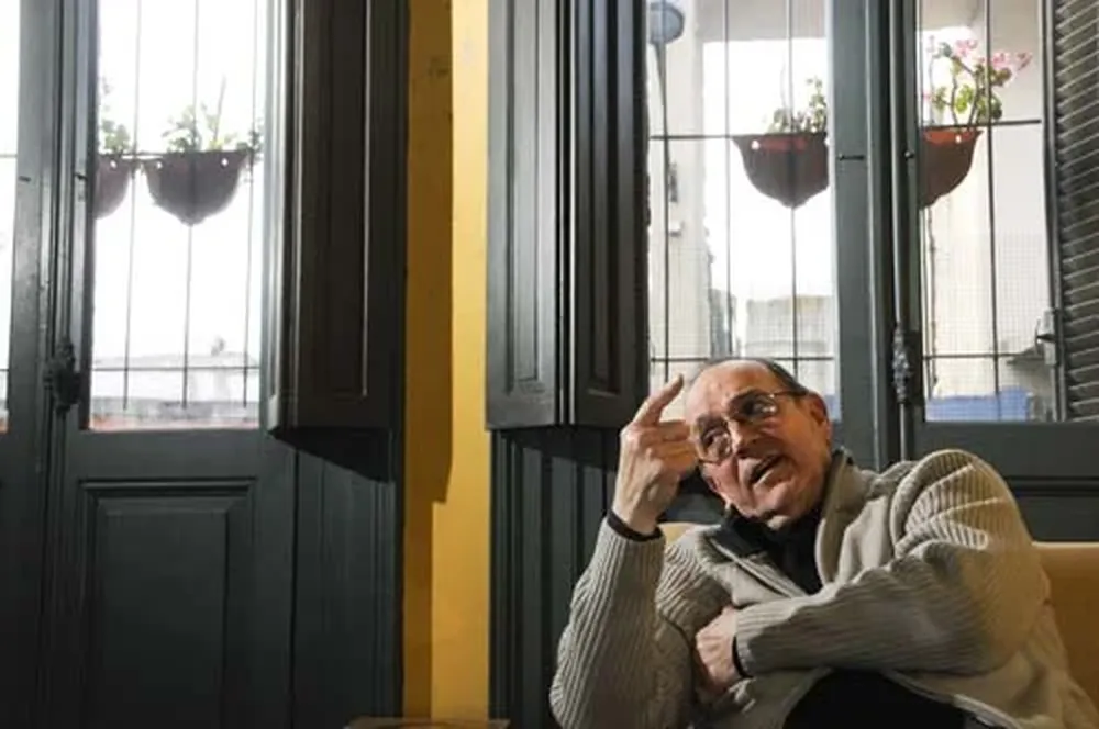 Pepe Vázquez en el living de su casa