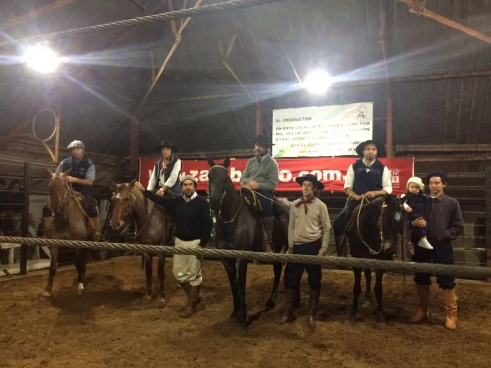 Integrantes de las cabañas vendedoras en la pista del local Chiflero