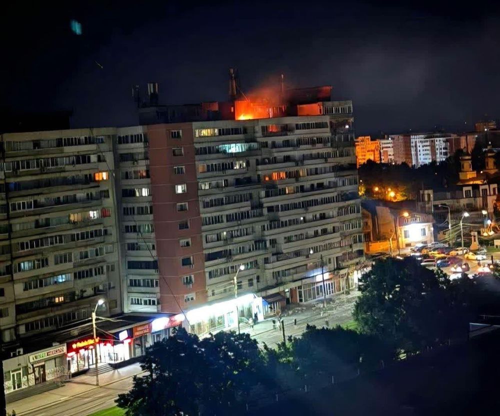 El impacto del dron en el décimo piso de un edificio residencial desató un incendio en el tejado que requirió la intervención de los bomberos para su extinción.