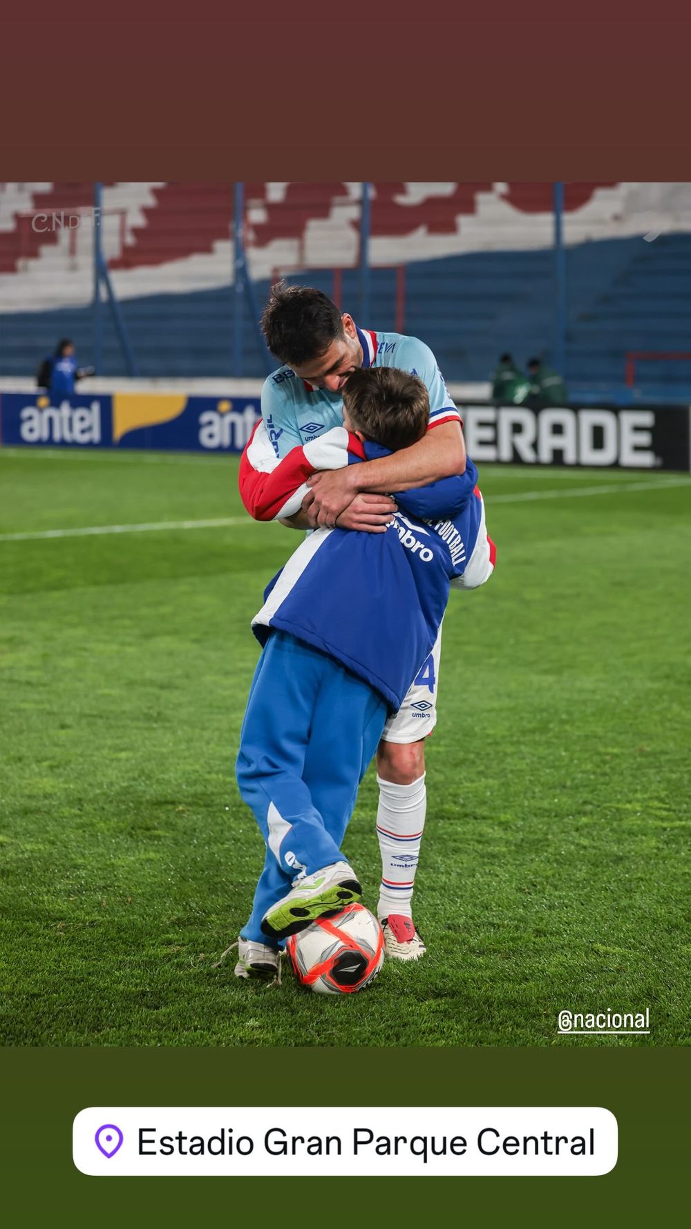 El abrazo de Nicolás Lodeiro a su hijo mayor Leandro El abrazo de Nicolás Lodeiro a su hijo mayor Leandro